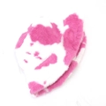 Detail van zachte pluche textuur op de roze en witte koeienprint winter vissershoed - Rozerood