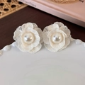 Detail of white mesh flower earrings with central pearl on a white ceramic plate - White Lace Pearl (25019A)