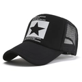 Detail van zwarte mesh trucker pet met witte sterrenprint en een gebogen klep - Zwart