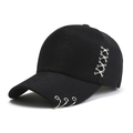 Dettaglio del cappellino nero con anelli in argento e fibbie metalliche stile punk - Taglia unica / Nero