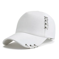 Dettaglio del cappellino bianco con anelli d'argento e fibbia metallica laterale - Taglia unica / Bianco