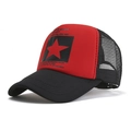 Detail van tweekleurige truckerpet met sterprint en ademend mesh aan de achterkant - Rood