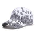 Detalle de la gorra de béisbol blanca con estampado de paisley negro y visera curva - Talla única / Blanco