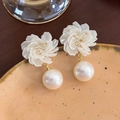 Dettaglio degli orecchini a petalo vintage con madreperla e grandi perle bianche lucide - Stile Perla Pendente (23# 24831B)