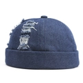 Dettaglio del cappello senza tesa in denim blu con finitura usurata e cuciture bianche - Blu scuro