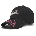 Dettaglio del ricamo 3D lisca di pesce su cappello nero con accenti colorati sul bordo - Taglia unica / Nero