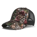Dettaglio di paillettes colorate e rete nera traspirante sul berretto da baseball trendy - Taglia unica / Verde e Rosso