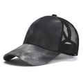 Dettaglio del cappello a rete nero per coda di cavallo con visiera sfumata grigia - Taglia unica / Nero