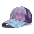 Dettaglio cappellino tie-dye con rete viola e cuciture parallele sulla visiera - Taglia unica / Blu Violetto