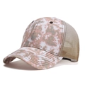 Detailansicht des Batik-Camouflage-Canvas und der atmungsaktiven Mesh-Einsätze der Baseballkappe - Braun
