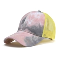 Dettaglio del tessuto sfumato tie-dye e della rete gialla traspirante sul cappello - Taglia unica / Rosa Giallo