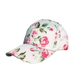 Damen Baseballkappe in Weiß mit rosa Rosenmuster in einer klassischen 45-Grad-Seitenansicht - Einheitsgröße / Weiß