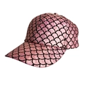 Dettaglio del cappellino rosa con motivo a squame nere ed effetto glitter olografico - Rosa