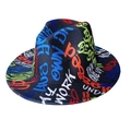Gros plan sur un chapeau en laine noir avec des graffitis colorés et des motifs textuels audacieux - Taille unique / Style Lettre