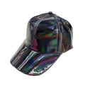 Detalle de la superficie de cuero sintético iridiscente de una gorra metálica holográfica - Negro