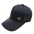 Dettaglio del berretto da baseball nero con lettera M in metallo dorato e strass scintillanti - Taglia unica / Nero