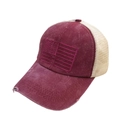Vista detallada de gorra trucker granate desgastada con bordado de la bandera americana - Burdeos