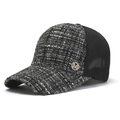 Berretto da baseball chic in tweed con rete traspirante e stemma M in metallo dorato lucido - Nero