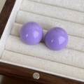 Vista dettagliata dell'orecchino a lobo in resina viola lucida nel suo astuccio beige - Viola
