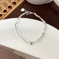 Vista detallada de pulsera de cuentas plateadas con colgante de corazón en cerámica - Estilo A Pulsera Corazón