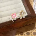 Asymmetrische Zirkon-Blumenohrringe mit rosa Emaille und Perlen in einer Schmuckschatulle - Rosa und Gold (Ohrclip)