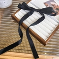 Nahaufnahme der eleganten schwarzen Satin-Schleife Haarspange mit langen Bändern - Schwarz