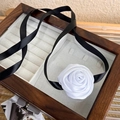 Gargantilla de rosa de satén blanca con cinta larga de seda negra en joyero de estilo retro - Blanco