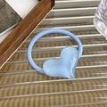 Detalle del coletero azul claro con forma de corazón y acabado de purpurina mate en vidrio - Corazón azul