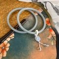 Dettaglio dei braccialetti in vetro liuli grigio su ventaglio con pendente blu fine - Stile Zampa di Gatto Blu Grigio (23524C)