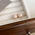 Primer plano de elegantes pendientes de perlas rosa champán en caja de regalo de madera - 10mm / Rosa Champaña (10mm)