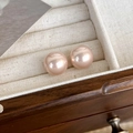 Detalle de perlas redondas rosa champán de alto brillo en un joyero de madera de lujo - 14mm / Rosa Champaña (14mm)