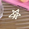 Detalle macro de una pinza para el pelo con forma de estrella blanca y clip de pico de pato - Blanco
