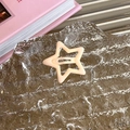 Detalle macro de una pinza para el pelo rosa en forma de estrella mate en cristal - Estrella Albaricoque