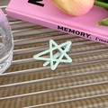 Detalle de pinza para el pelo con estrella verde menta y acabado metálico brillante - Verde