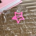 Primer plano de pinza de pelo de estrella rosa en bandeja de cristal ámbar de estilo dulce - Estrella Rojo Rosa