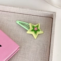 Dettaglio di un fermaglio per capelli a stella Y2K con strati rosa, verdi e gialli - Stella a Cinque Punte Verde (23588F)