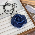 Dettaglio ravvicinato della rosa in denim blu scuro con bordi sfrangiati e trama del tessuto - Grande / Blu scuro