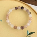 Makroaufnahme von handgefertigtem Natursteinperlenarmband auf besticktem Tablett - Grau Mehrfarbig (23695)