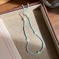 Détail d'un collier de perles bleu clair avec breloques étoiles colorées dans son coffret - Style Décoration Étoile Bleu Clair (3# 23631B)