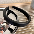 Detalle de la diadema acolchada de cuero PU negro con acabado de textura suave - Estilo Fino (23760B) / Negro