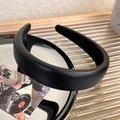 Primer plano de una diadema de cuero negro en una bandeja de plata con accesorios - Estilo Grueso (23760D) / Negro