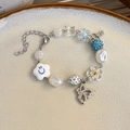 Detailansicht eines Perlenarmbandes mit bunten Anhängern, Smileys und Metallschmetterlingen - Schmetterling Blume (23791B)