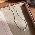 Detalle del collar de cuentas con colgantes de estrellas en estuche de joyería forrado - Estilo de Estrella de Cinco Puntas Mate Macaron (10# 23169)