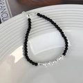 Dettaglio macro del bracciale di perline nere con blocchi argentati e chiusura a moschettone - Stile Perline Nere Con Quadrati Argentati (23790A)