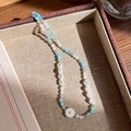 Détail d'un collier de perles colorées avec perles synthétiques et pendentif marguerite - Style Marguerite à Facettes Colorée (13# 23557C)