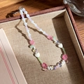 Detalle de un collar de cuentas coloridas con formas de corazón y flores en una caja - Estilo de Gota de Agua Corazón Colorido (19# 23320)