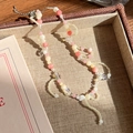 Gros plan d'un collier de perles bohème rose et beige dans un plateau de présentation - Style Perlé Bohème Rose Beige (27# 23321)