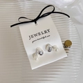 Detailaufnahme der Vintage Gold Perlenohrringe auf einer weißen Schmuck-Displaykarte - Silber