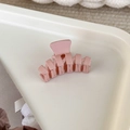 Nahaufnahme der rosa matten Haarklammer im quadratischen Design auf weißem Tablett - Rosa