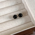 Détail de boucles d'oreilles perles noires sur boîte à bijoux en lin beige texture - Diamètre 8mm